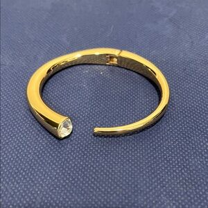 Elegant Gold Bracelet with Crystal Accent